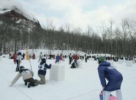 Int'l snowball fight tournament begins in Hokkaido